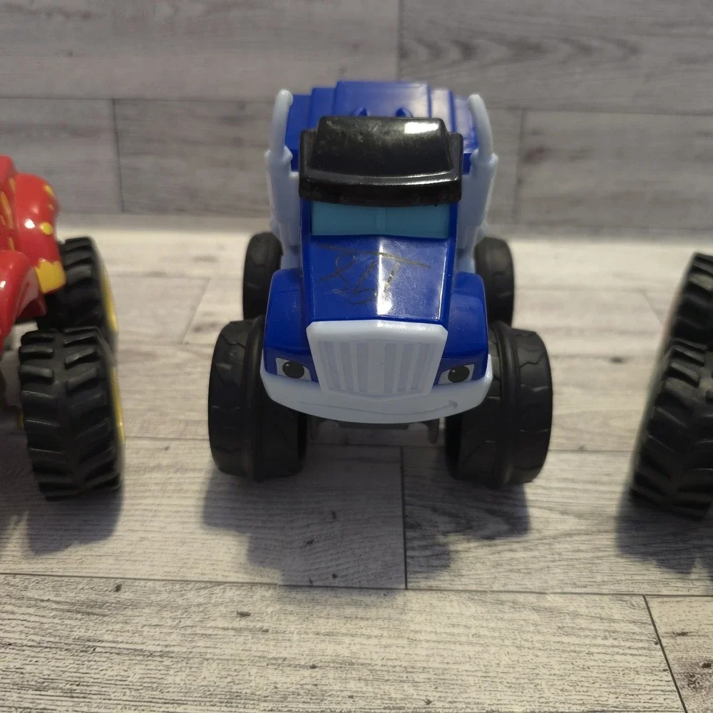 3‎ NICKELODEON BLAZE & THE MONSTER MACHINES TRUCKS RED TRUCK HAS BROKEN TAIL